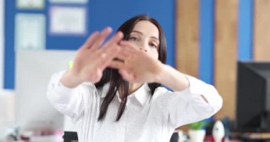 İnkâr eden ya da protesto eden kadın el sallıyor.