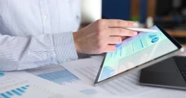 İş kadını, iş analizlerini tablet üzerindeki tabletlerde inceliyor.