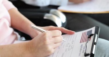 ABD vize başvuru formu dolduran bir grup insan