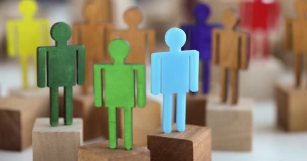 Figuras de madera multicolores de personas en primer plano multitud — Vídeos de Stock