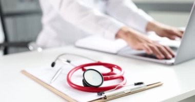 Stetoskop, klavye kapanışında sağlıkçı yazımının masaüstüdür