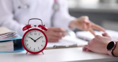 Ofis masasında toplanan bir grup iş adamı alarm saatini kapatıyor.