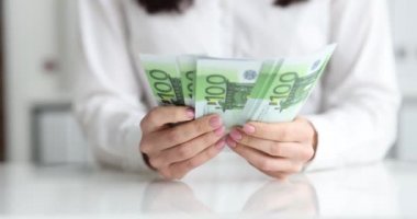100 EUR 'luk banknotların elle sayımı