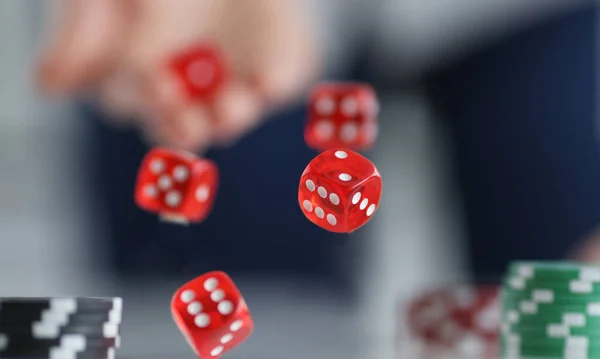 Rote Würfel Fliegen Großaufnahme Über Casino Chips Spielsucht Konzept — Stockfoto