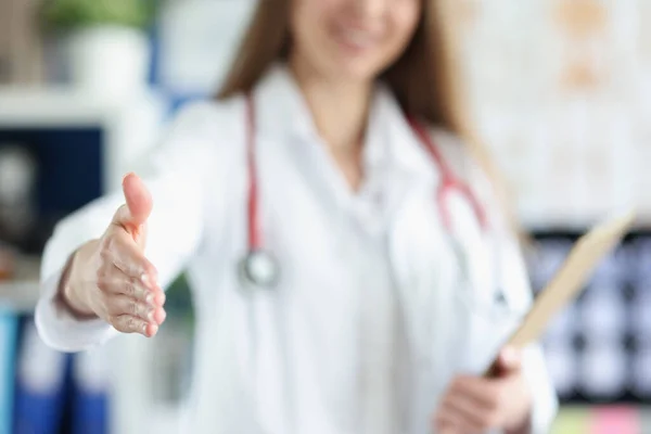 Médico mujer dar la mano para saludar a alguien, trabajador médico en uniforme feliz de ver a paciente —  Fotos de Stock