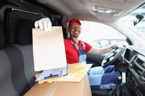 Kurier hält Paket, Lieferung an Besitzer im Auto, glücklicher Mann in Uniform — Stockfoto