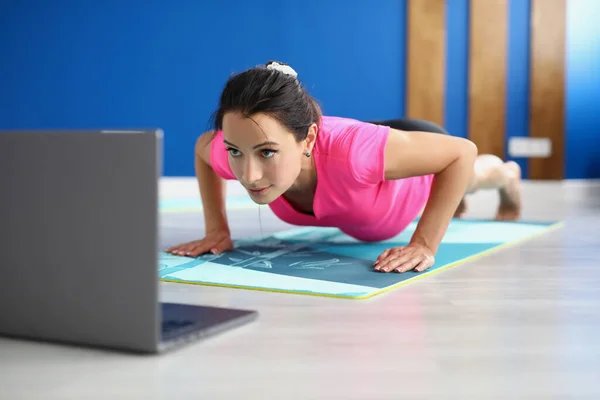 Exercício feminino concentrado para corpo inteiro, trem ativo em estúdio — Fotografia de Stock