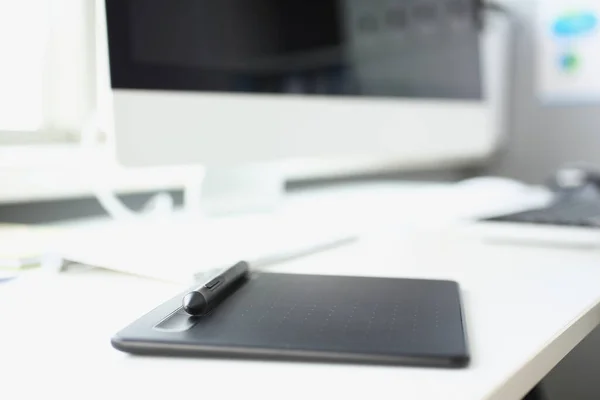テーブル、タブレットスタイラスとキーボードの近代的なデバイスを持つデザイナーの現代的な職場 — ストック写真