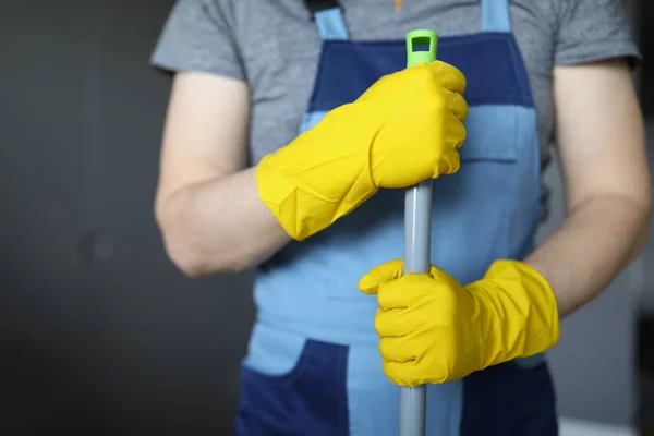 Hombre sosteniendo la manija de la fregona, chico haciendo el trabajo doméstico, limpieza en casa —  Fotos de Stock