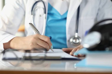 Doktor hasta geçmişini doldurur ya da hasta için ilaç yazar, meşgul doktor
