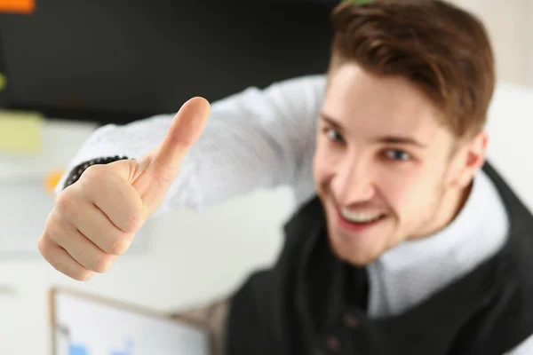 Hombre mostrando pulgares hacia arriba signo con la mano, trabajador de oficina alegre — Foto de Stock