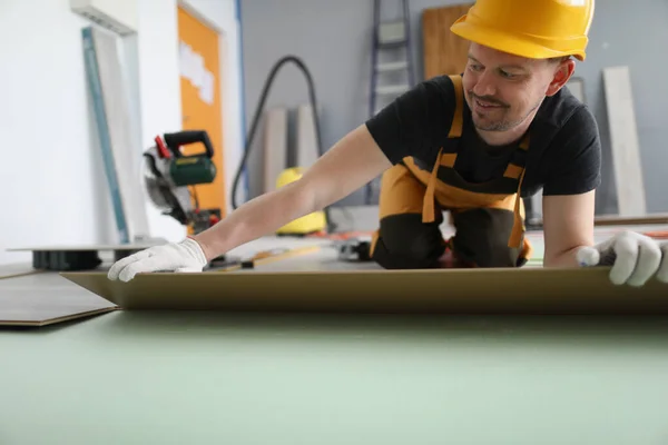 Handyman conjunto de panel de madera de piso laminado, la instalación de piso en plano — Foto de Stock