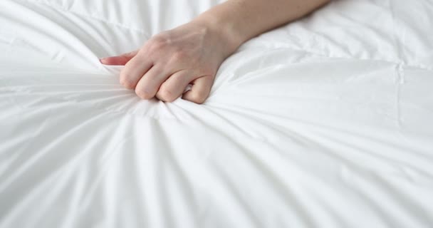 Γυναίκα χέρι συμπίεση λευκή κουβέρτα στο σπίτι closeup 4k ταινία — Αρχείο Βίντεο