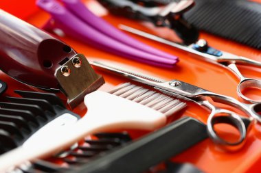 Kuaförlerin işi için bir takım aksesuarlar.