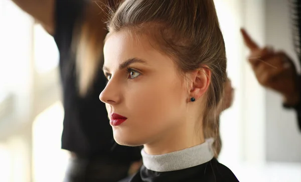 Portrait of a young woman at hairdresser. — Stock Photo, Image