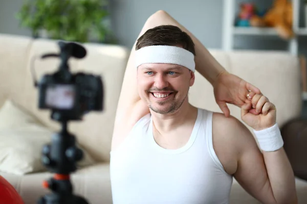 Sorrindo homem fazendo exercícios esportivos na câmera — Fotografia de Stock