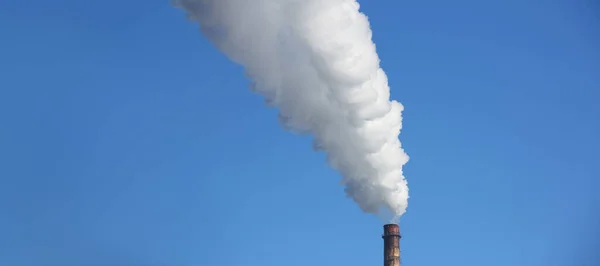 Camino soffia fumo bianco nel cielo blu — Foto Stock