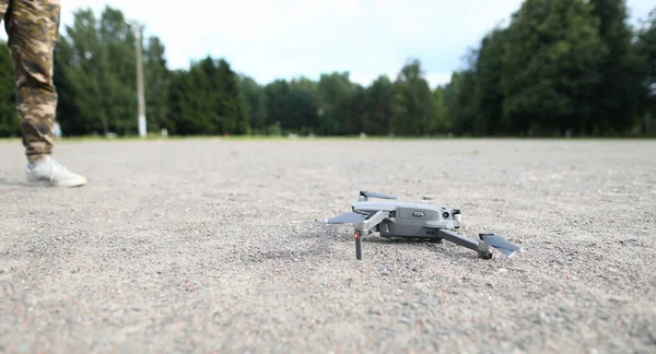 Piccolo drone digitale si trova sul primo piano a terra — Foto Stock