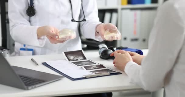 Patient examine les implants mammaires en silicone lors d'un rendez-vous chirurgien plastique — Video