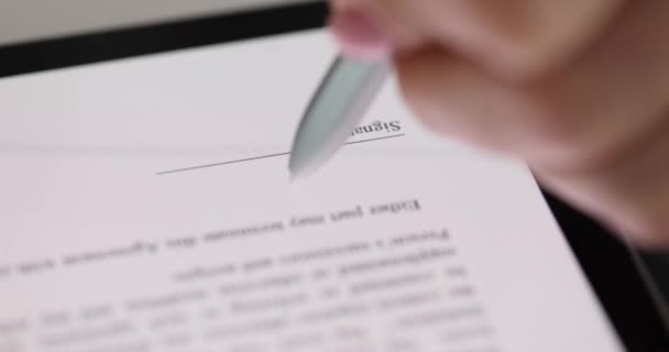 Stift schreibt Signatur auf digitalem Tablet Nahaufnahme — Stockvideo
