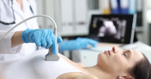 Dokter onderzoekt patiënt borst met behulp van echografie scanner closeup — Stockvideo