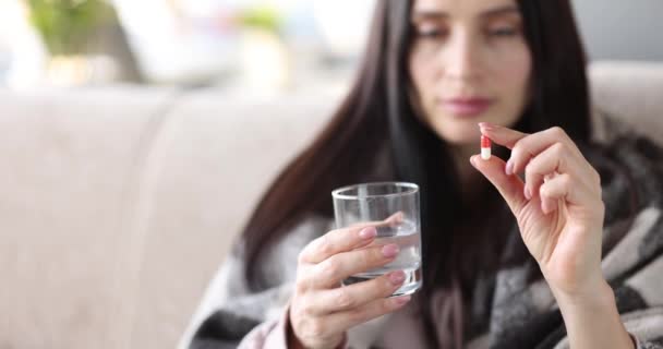 年轻女子在家里的特写镜头下吃药 — 图库视频影像