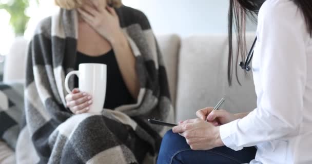 Dokter berkomunikasi dengan pasien sakit di rumah di sofa closeup — Stok Video