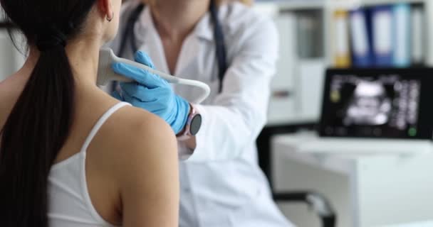 Dokter membuat USG scan kelenjar tiroid closeup — Stok Video