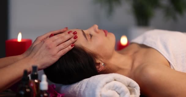 Masseuse makes face massage to woman in spa closeup — Stock Video