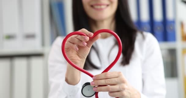 Medico cardiologo fa stethoscope segno cardiaco primo piano — Video Stock