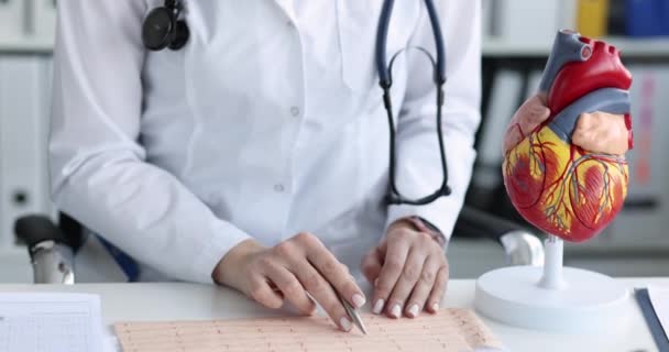 Cardioloog checkt ecg cardiograaf checkt patiënt pols close-up — Stockvideo