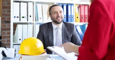 İşadamı ve müteahhit ofiste el sıkışıyor.