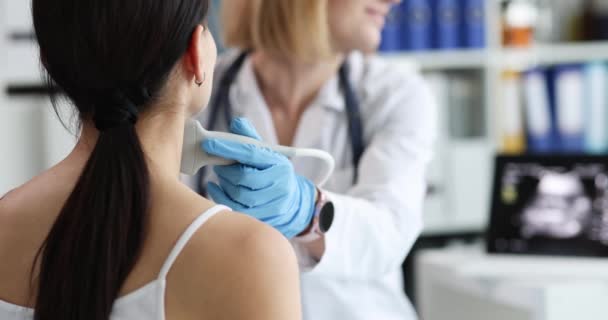 Doktor hastanın tiroit bezini yakından ölçüyor. — Stok video