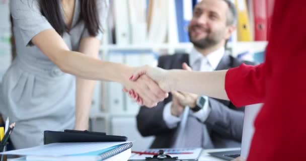 Affärskvinna gör handslag på affärsmöte närbild — Stockvideo