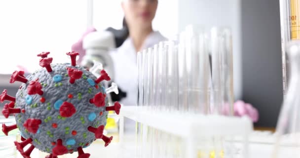 Женщина-ученый изучает бактерии и вирус под микроскопом в лаборатории — стоковое видео