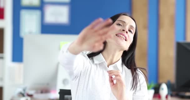 Jonge vrouw zwaaien handen in protest en afwijzing closeup — Stockvideo