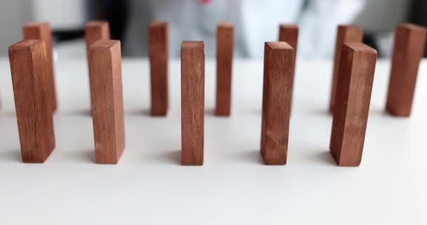 Persona coloca bloque de madera roja en primer plano de la mesa — Vídeos de Stock