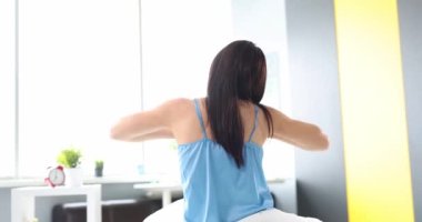 Sabahın köründe yatağında dinlenen rahat bir kadın.