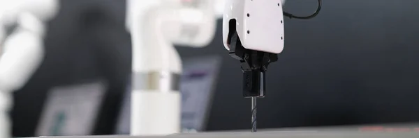 산업 생산 공장에서의 로봇 팔 자동 시추 기 — 스톡 사진