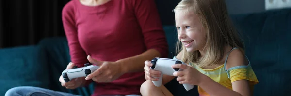 Mãe e filha jogar jogos online no console closeup — Fotografia de Stock