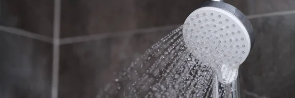 L'eau courante coule de mélangeur de douche chromé gros plan — Photo