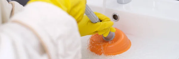 Persoon in gele handschoenen is het schoonmaken spoelbak van blokkade close-up — Stockfoto