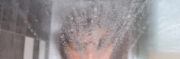 Kvinnan sitter i badkar, vatten hälls ovanpå ryggen närbild — Stockfoto