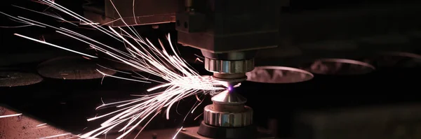Przemysłowe cięcie laserowe technologia produkcji płaskich blach stalowych z iskrami — Zdjęcie stockowe