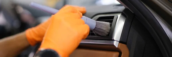Tecnico guantato con spazzola per pulire il sistema di ventilazione in auto primo piano — Foto Stock