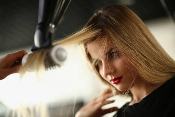 Saç kurutma makinesi kullanan kuaför müşterilerin saçlarını kurutuyor. — Stok fotoğraf