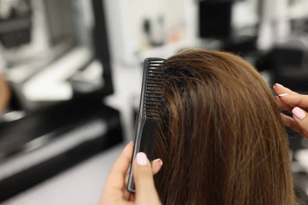 Parrucchiere professionista spazzolatura clienti capelli con pettine, acconciatura lucida — Foto Stock