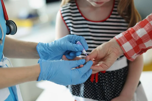 Az orvos használja lándzsa a beteg ujját, hogy ellenőrizze a vércukorszintet glükózmérővel — Stock Fotó