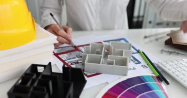 Kadın mimar, 4K yakın plan pusula kullanarak daire tasarımı projesi geliştiriyor.