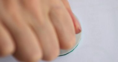 Kadın eli belgeye yeşil pul yapıştırıyor. 4K film yakın plan.